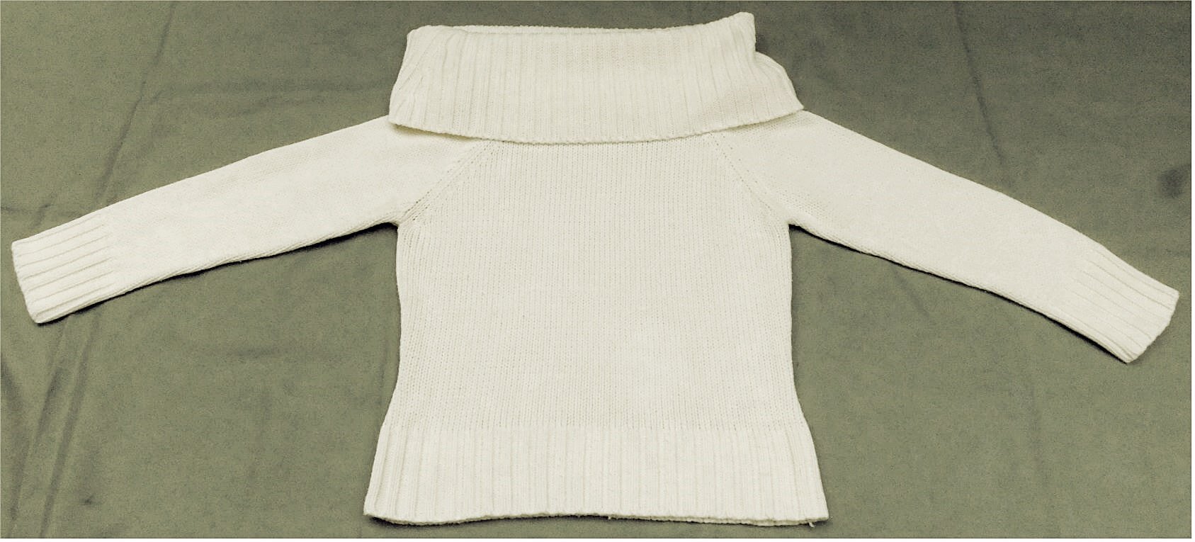 Rollkragen-Pullover mit breiter Halskrause - von Forever 18 - weißlich mit Gelbstich - Gr. M