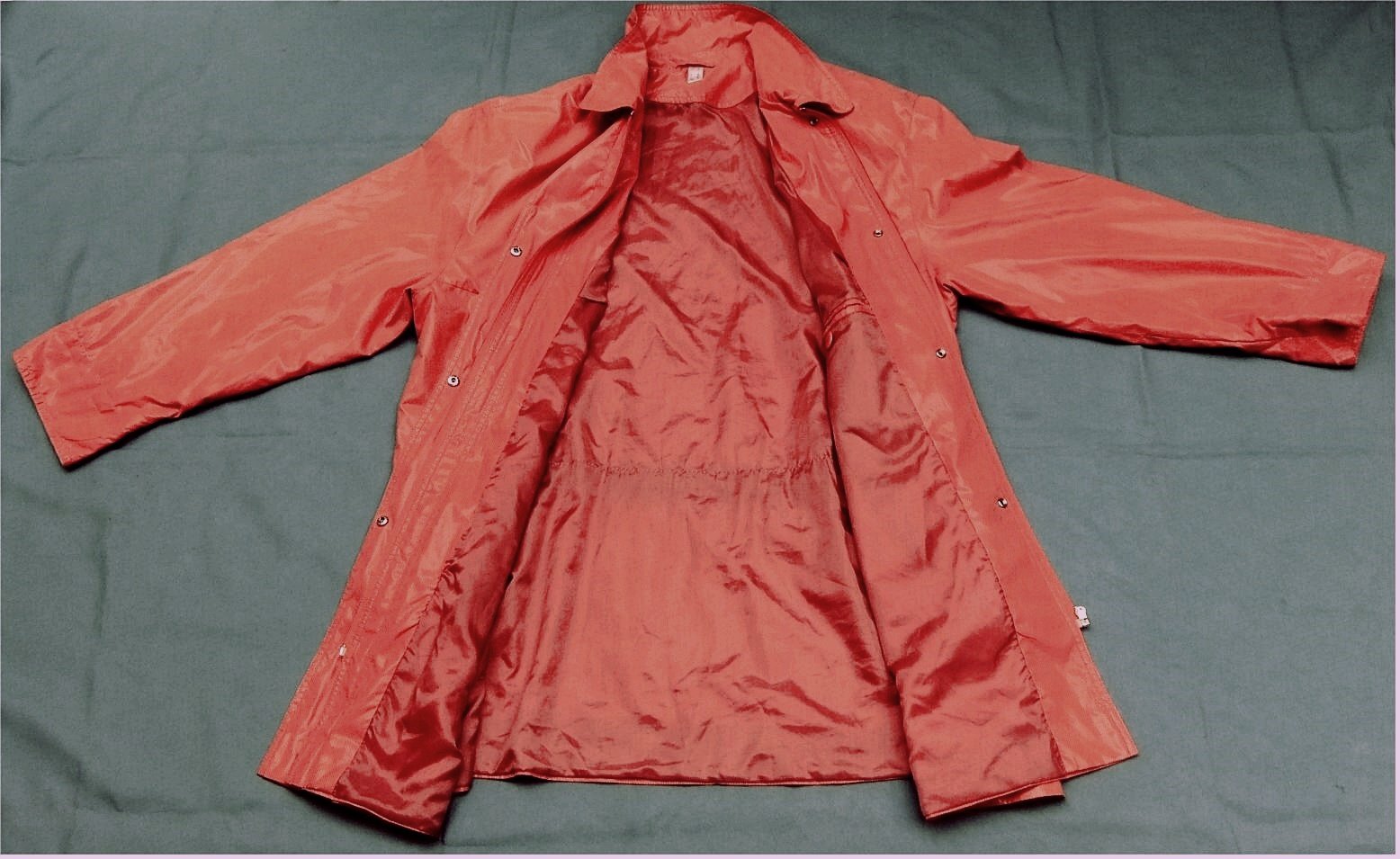 kurzer Mantel / Regenmantel im glänzenden mittelbräunlichrot - Größe 44
