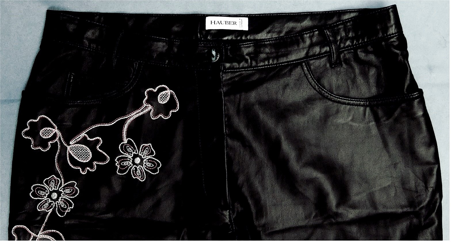 Eine glatte matt glänzende Hose von Hauber - Schwarz mit Blumenmotiv - Größe 42