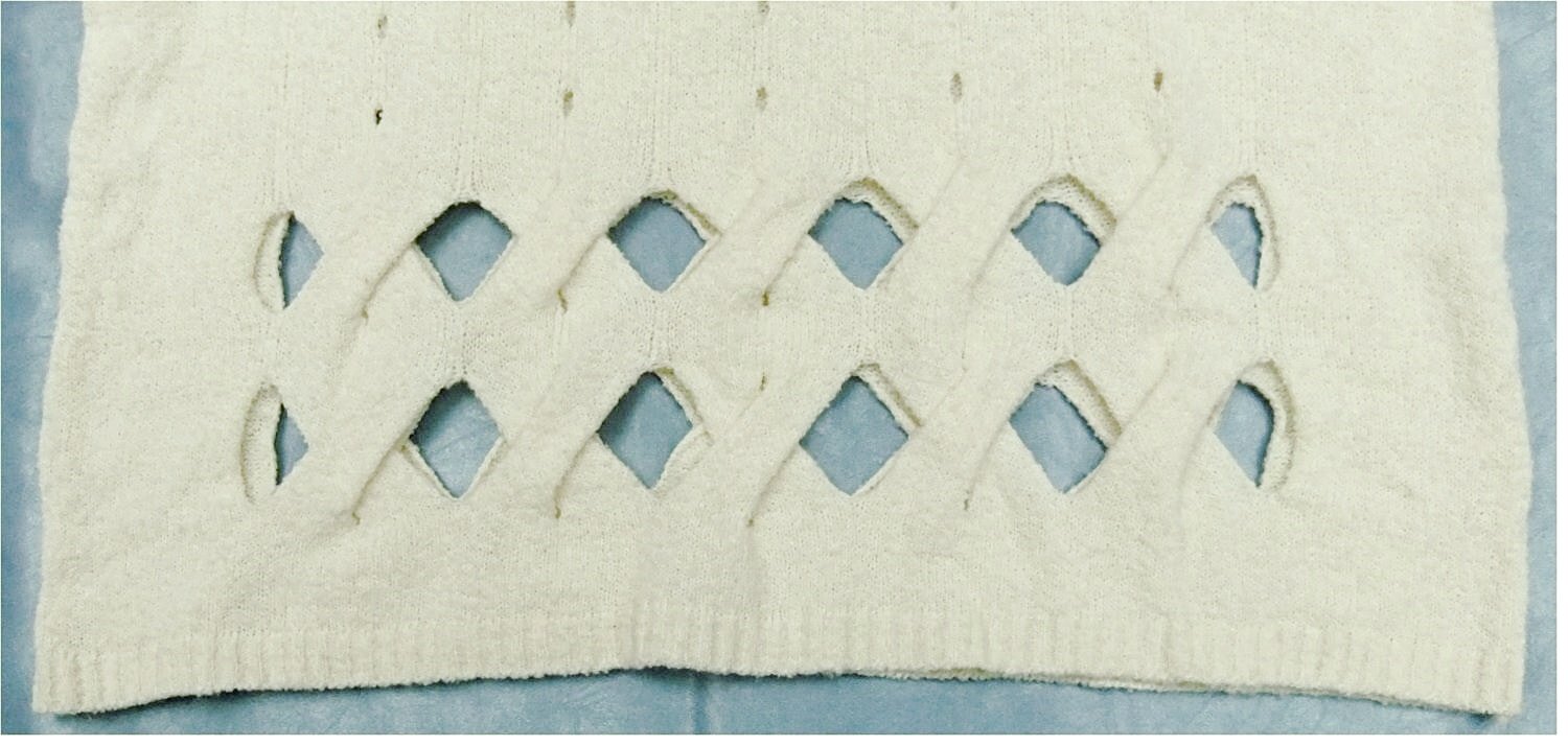 Pullover mit Lochlinien und geflechtete Rhomben-Ausschnitte im Unterbereich - Größe 44/46  