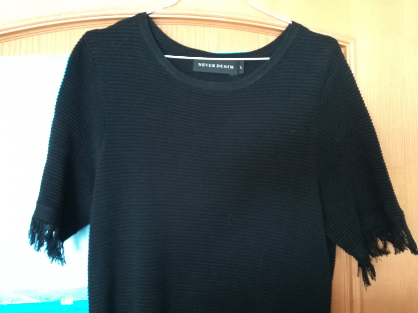 Schwarzes Kleid mit Fransen