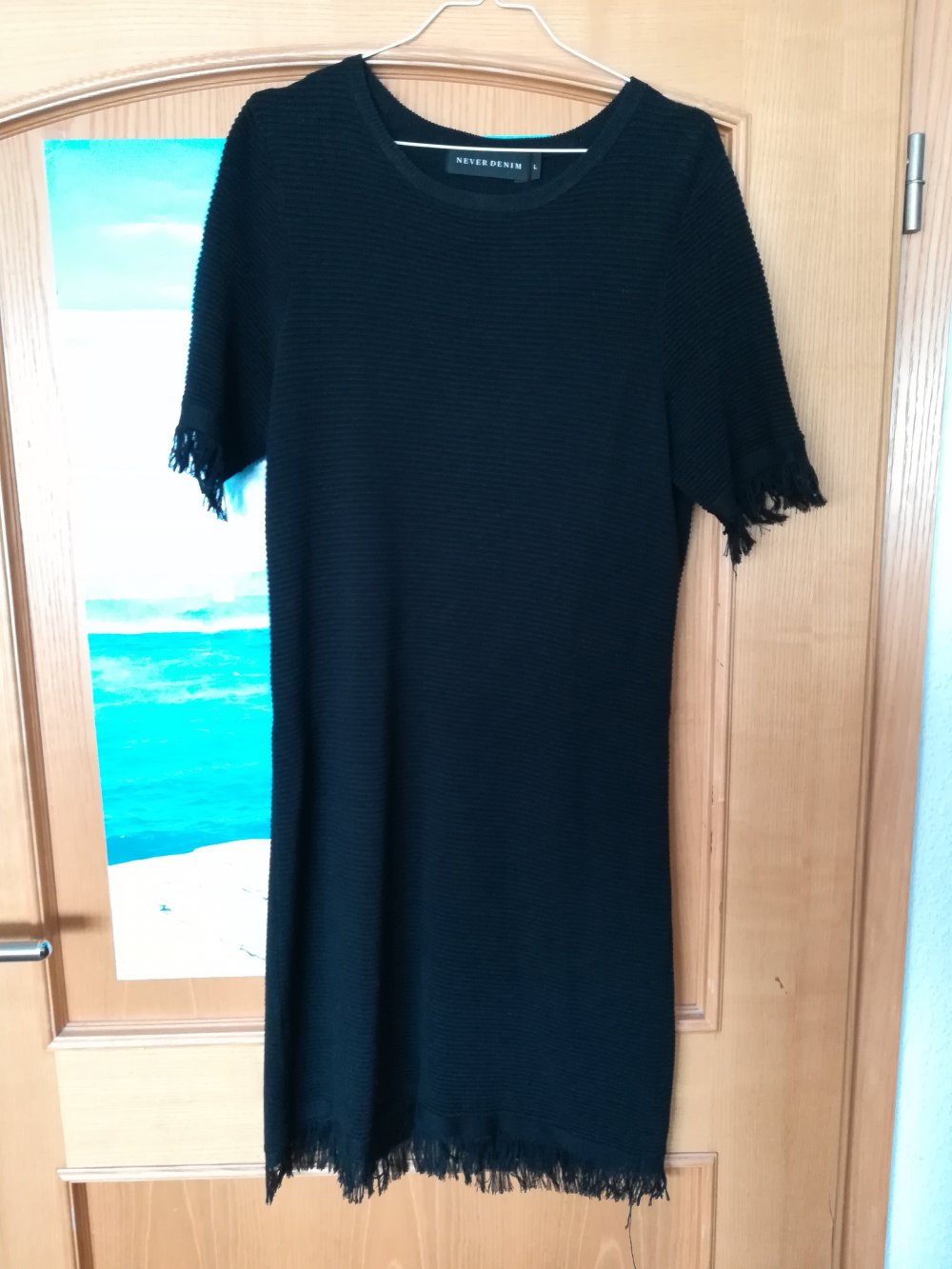 Schwarzes Kleid mit Fransen
