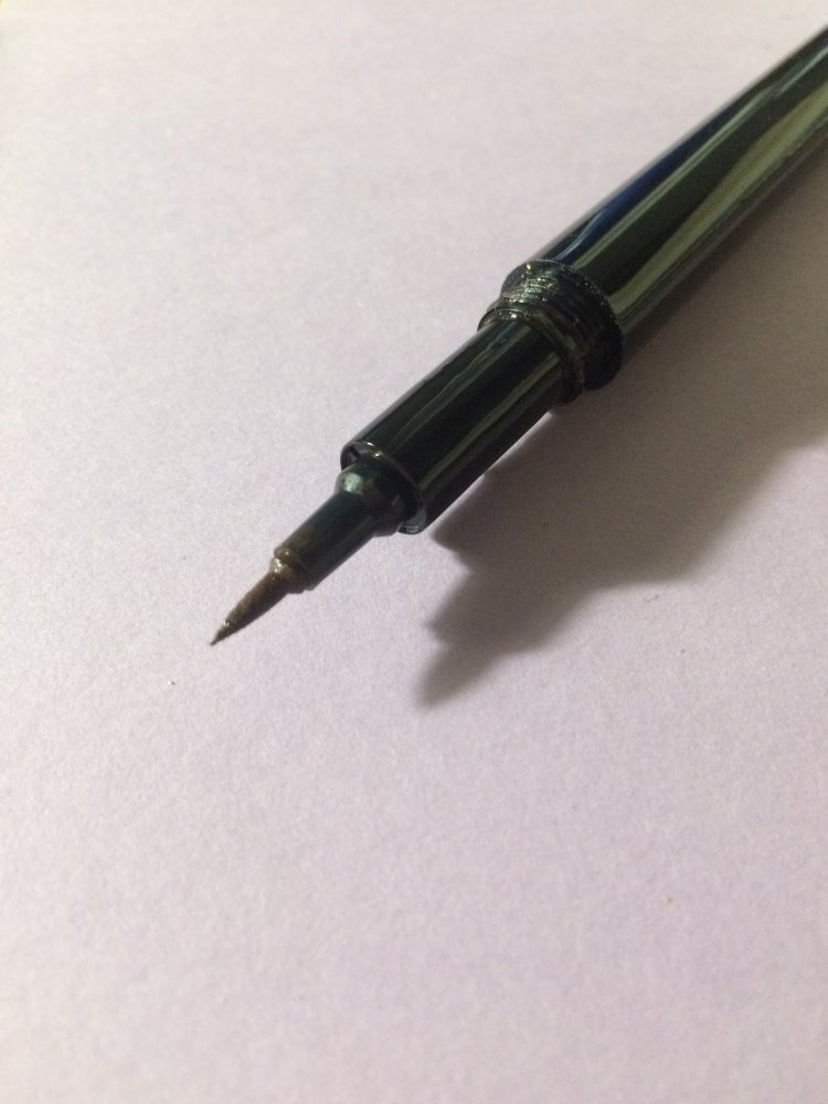 Brauner Flüssig Eyeliner 