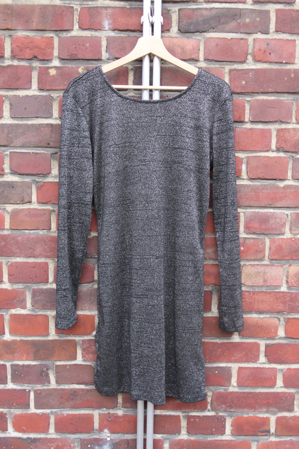 Schwarzes Kleid - Silbern durchwirkt - mit Rückenausschnitt Gr. 38-42