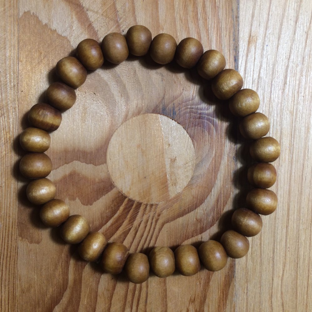 Dehnbares Armband mit Holzperlen