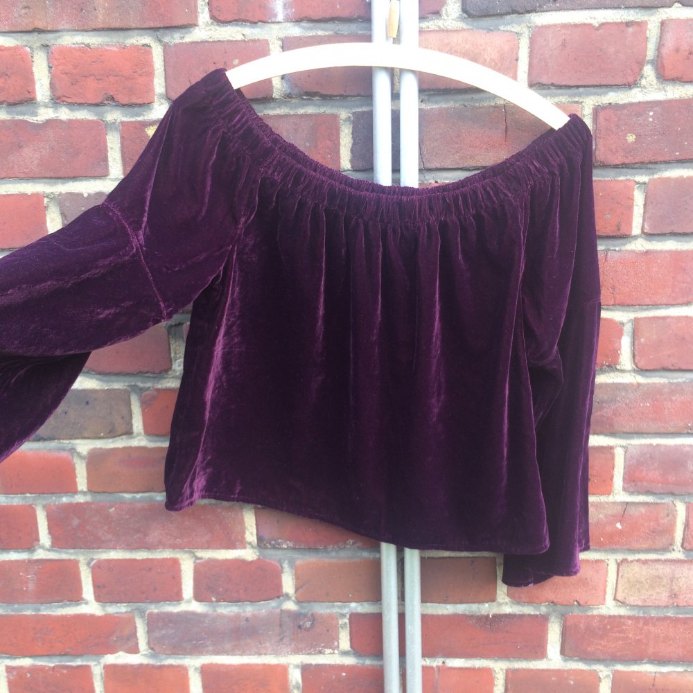 Lila Carmen Shirt aus Samt mit Trompetenärmeln