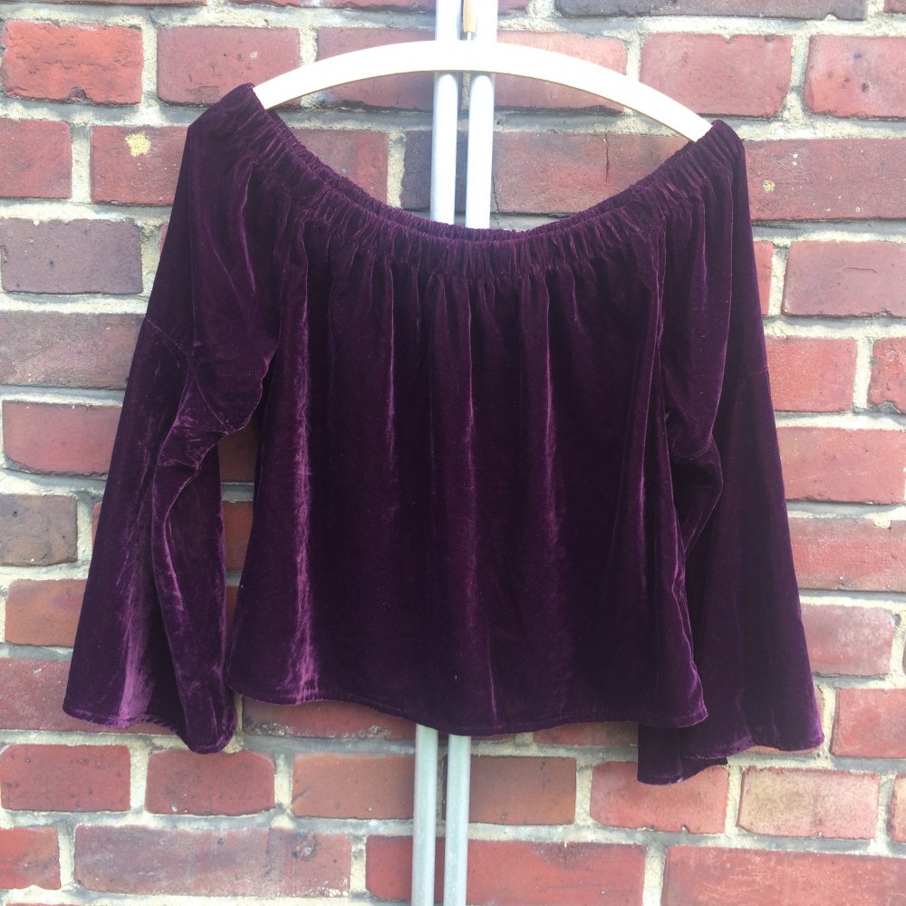 Lila Carmen Shirt aus Samt mit Trompetenärmeln