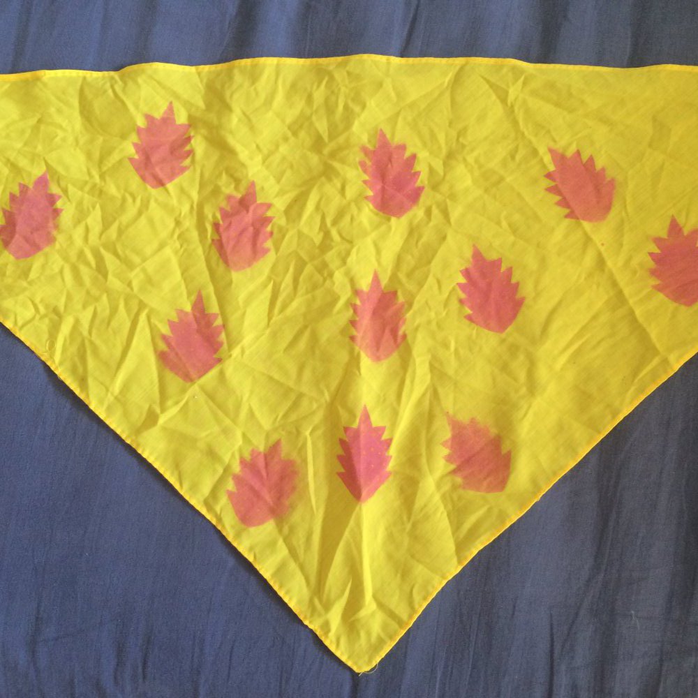 DIY Gelbes Dreieckstuch/Halstuch mit Blätterprint