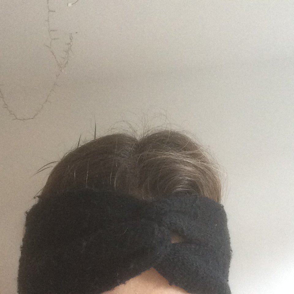 Schwarzes Stirnband mit „Knoten“