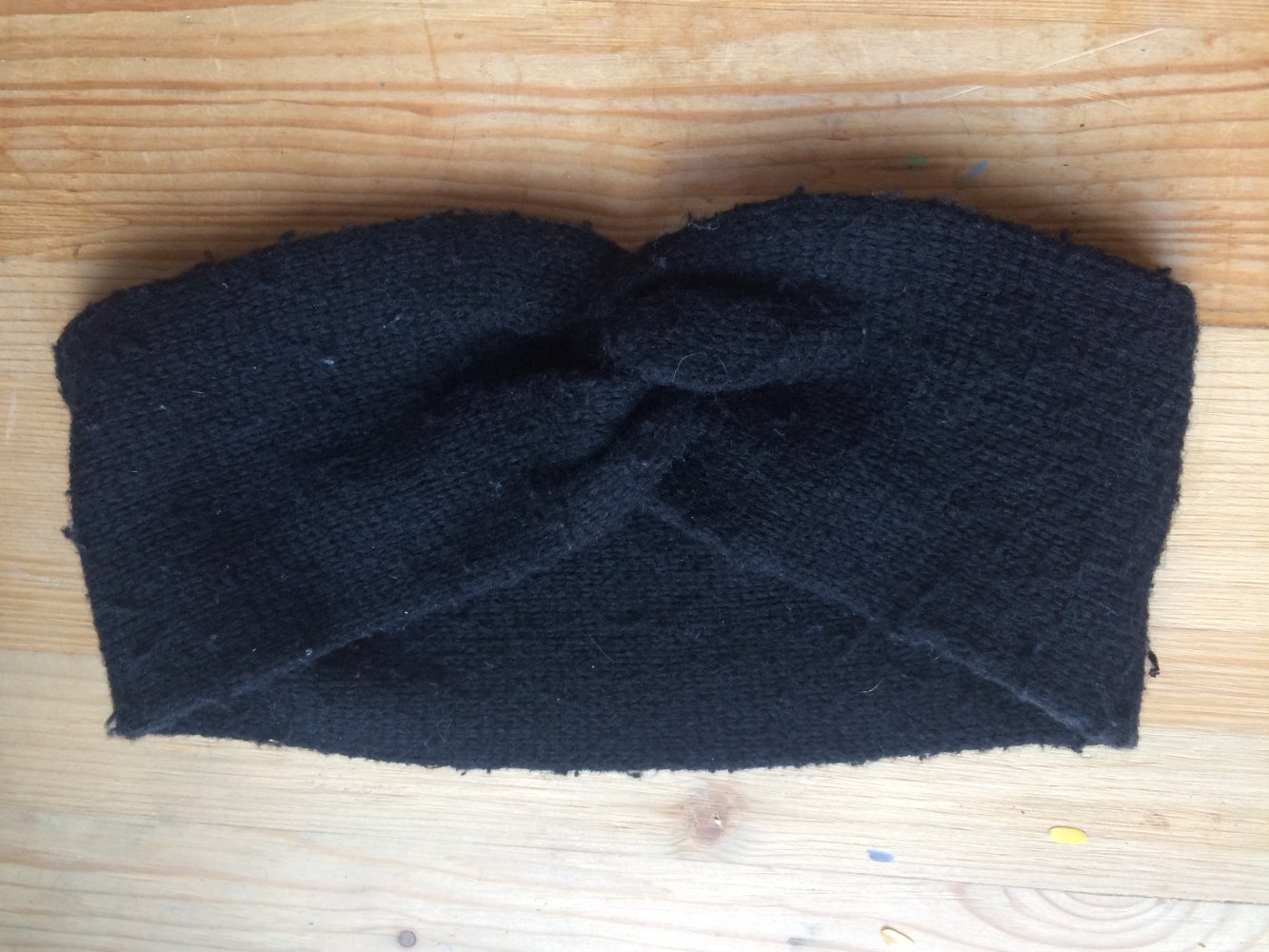 Schwarzes Stirnband mit „Knoten“