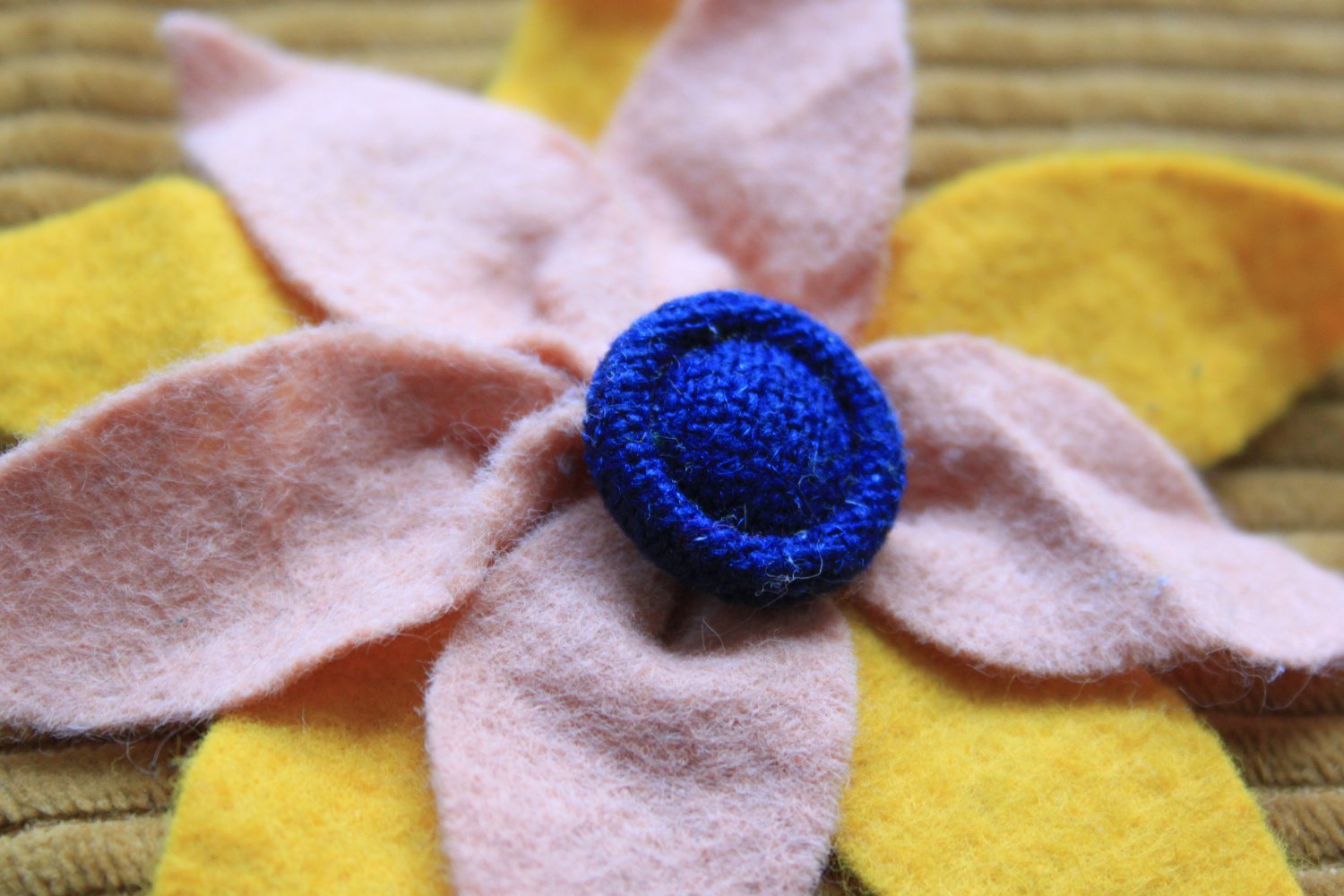 DIY Filz Blumenbrosche in Gelb/Rosa/Marine