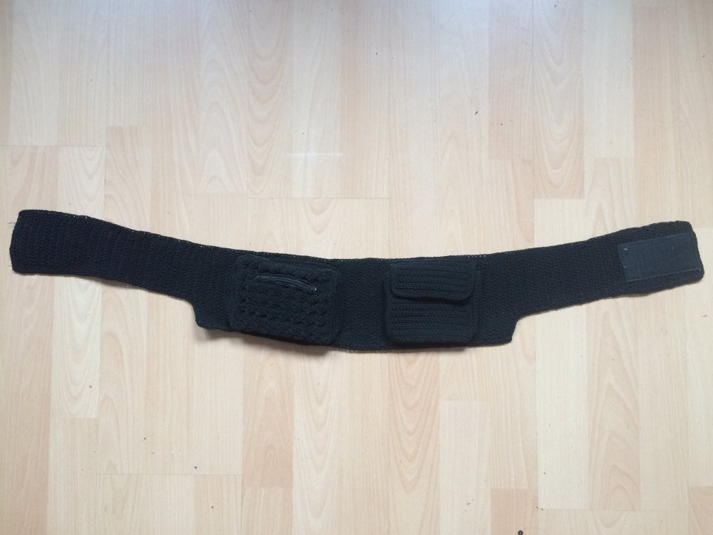 Schwarze Häkel-Bauchtasche mit Klettverschluss