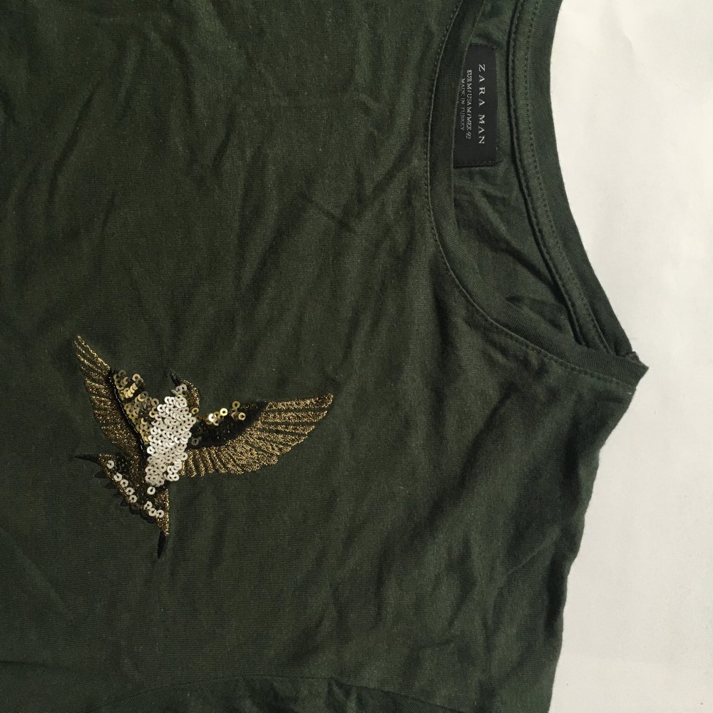 Dunkelgrünes T-Shirt mit Vogelstickerei aus Pailletten