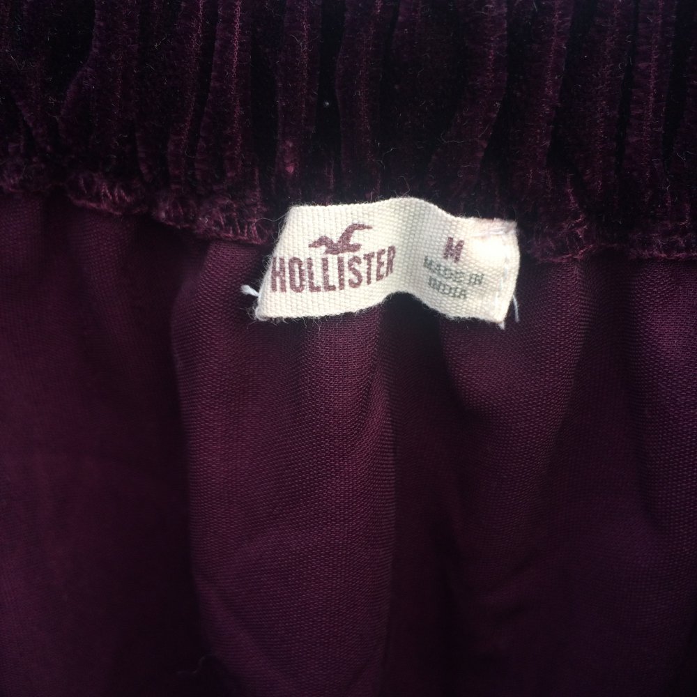 Lila Carmen Shirt aus Samt mit Trompetenärmeln