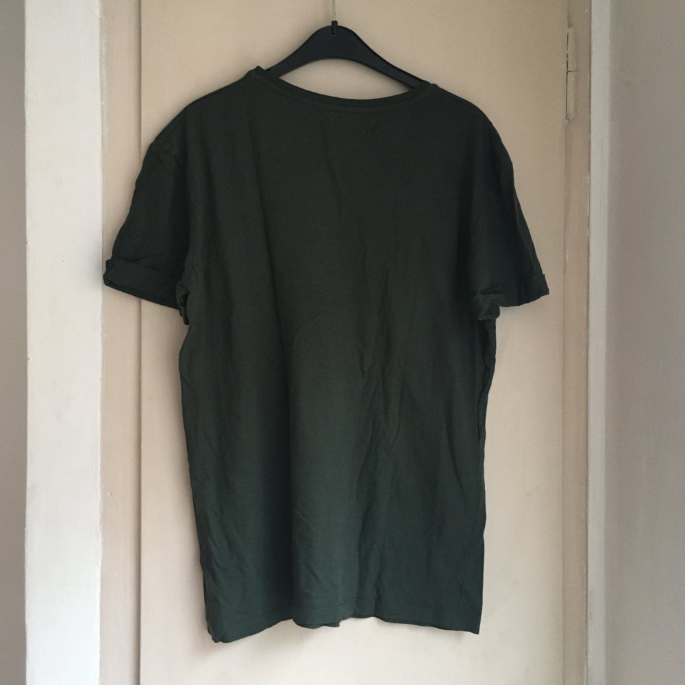 Dunkelgrünes T-Shirt mit Vogelstickerei aus Pailletten
