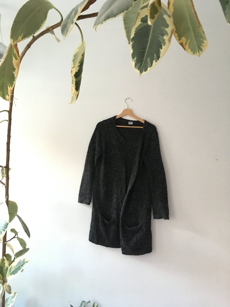 Lange grau melierte Strickjacke mit Taschen