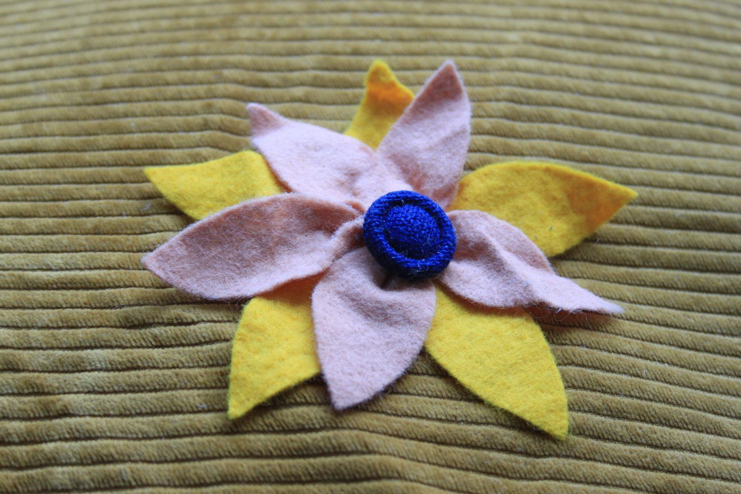 DIY Filz Blumenbrosche in Gelb/Rosa/Marine