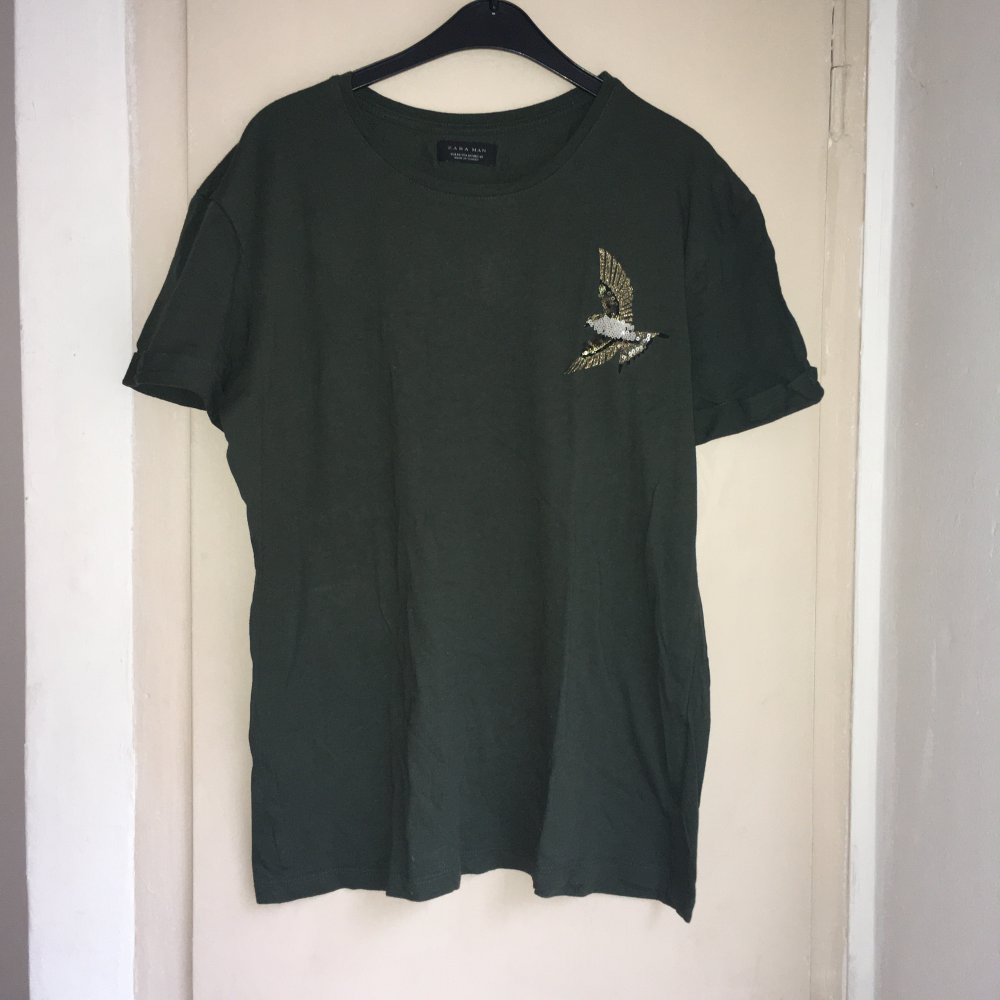 Dunkelgrünes T-Shirt mit Vogelstickerei aus Pailletten