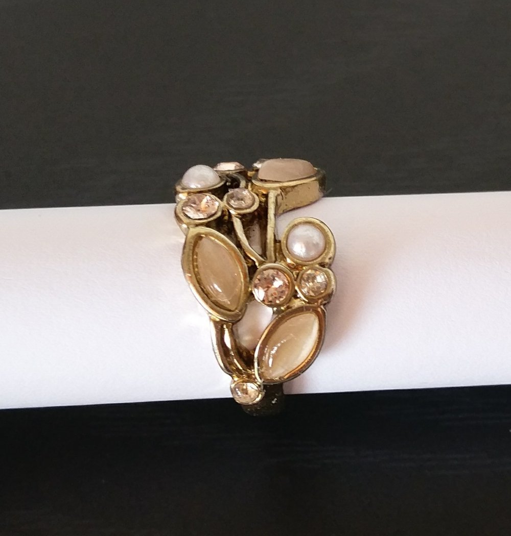 Goldener Ring mit Steinen