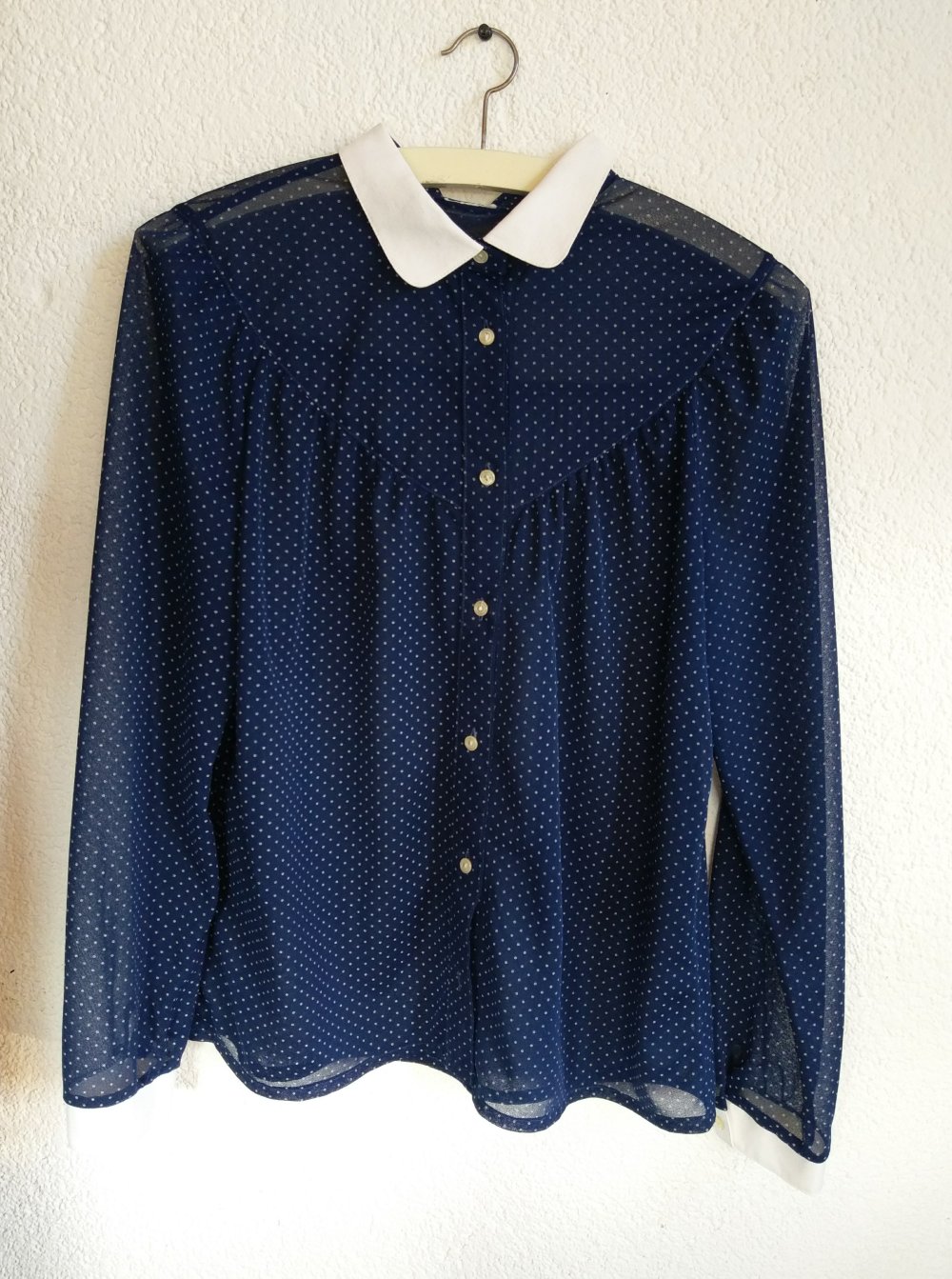 Blaue Bluse mit weißen Punkten Größe S