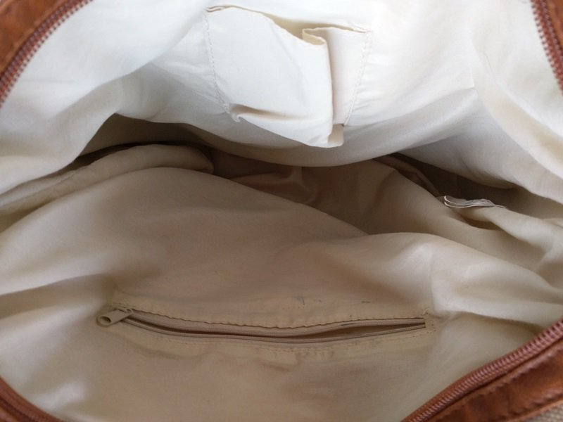 Beigefarbene Tasche 