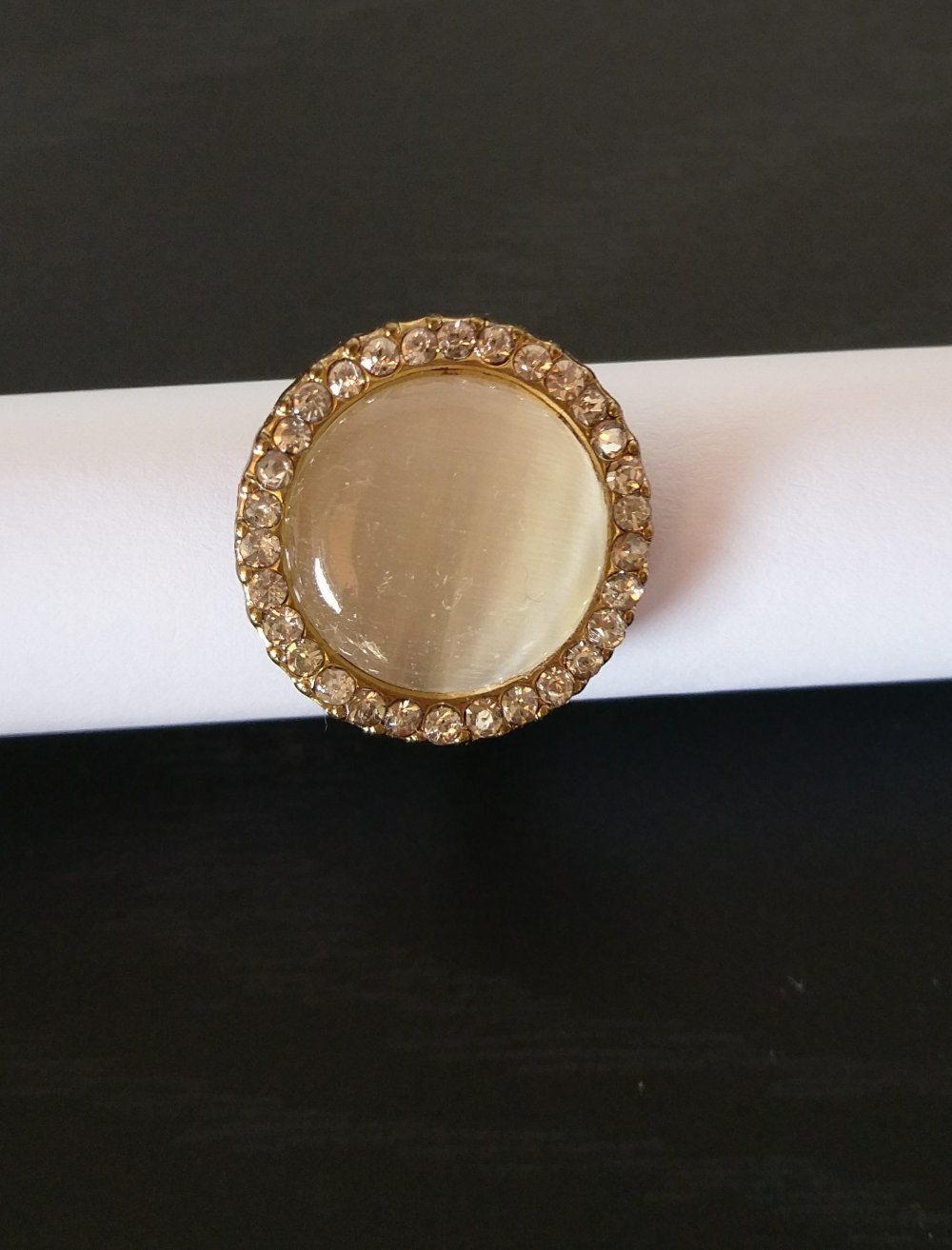 Ring mit rundem Stein und Strasssteinchen