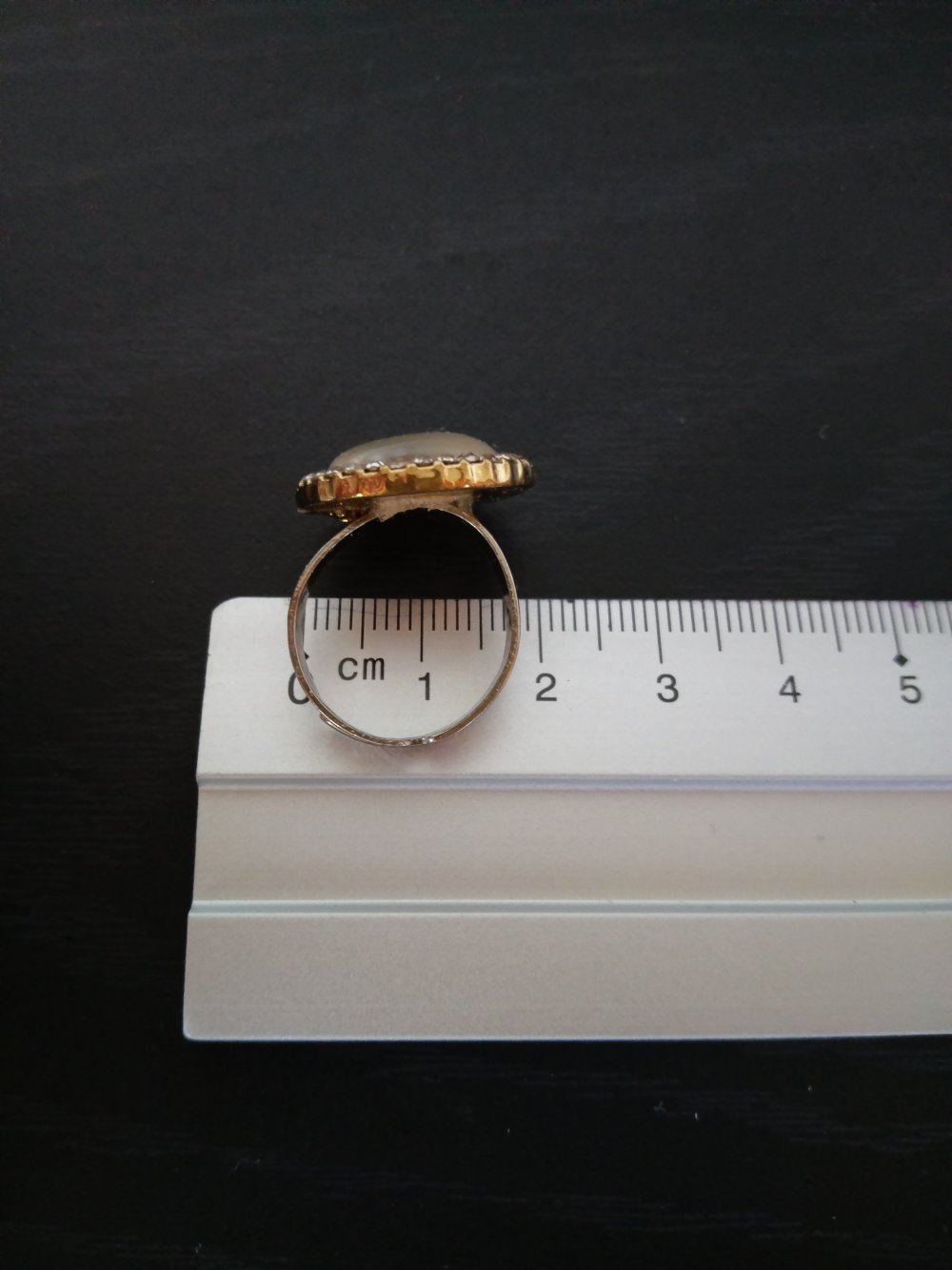 Ring mit rundem Stein und Strasssteinchen
