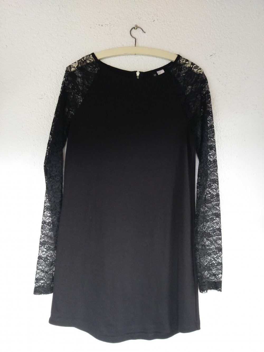 Schwarzes Kleid mit Spitzenärmeln von H&M Divided Größe 38