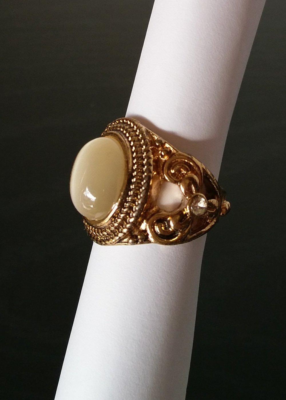 Goldfarbener Ring mit Stein