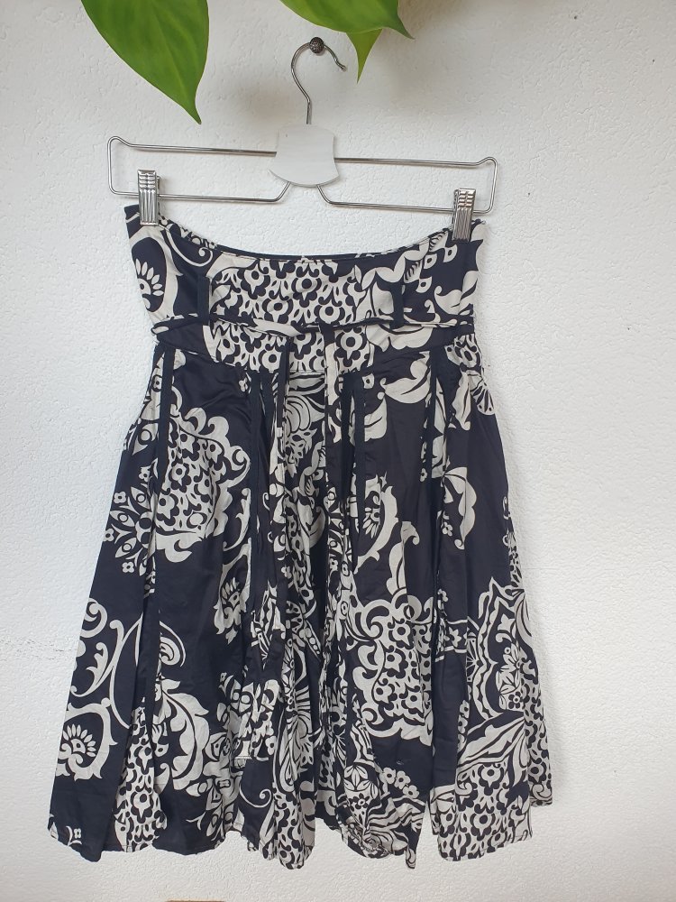 Schwarz-weißer Rock von Zara mit Muster Größe S