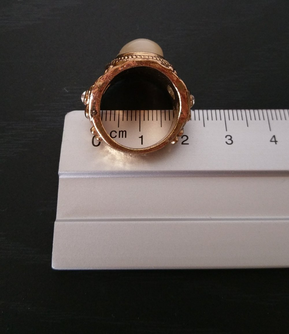Goldfarbener Ring mit Stein