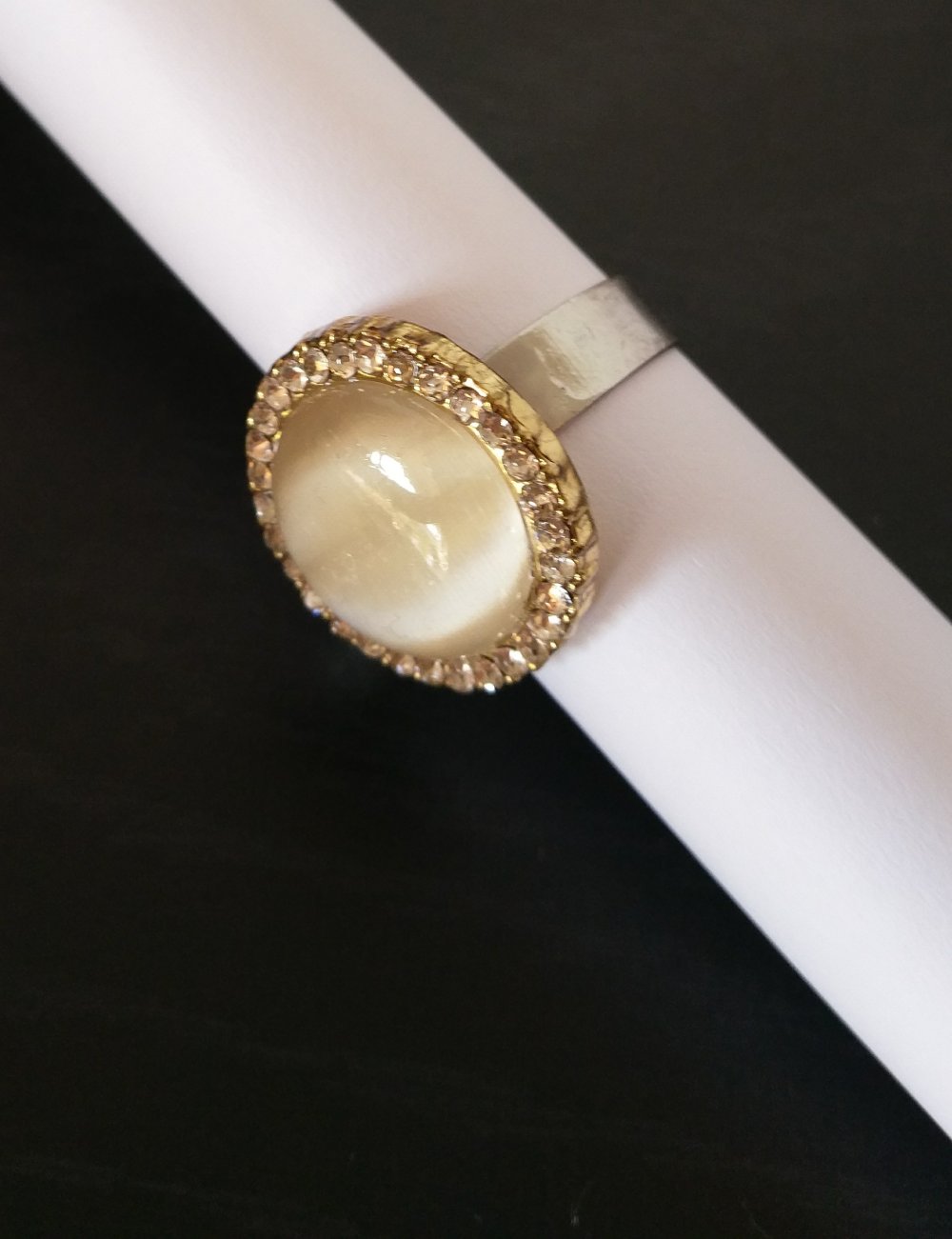 Ring mit rundem Stein und Strasssteinchen