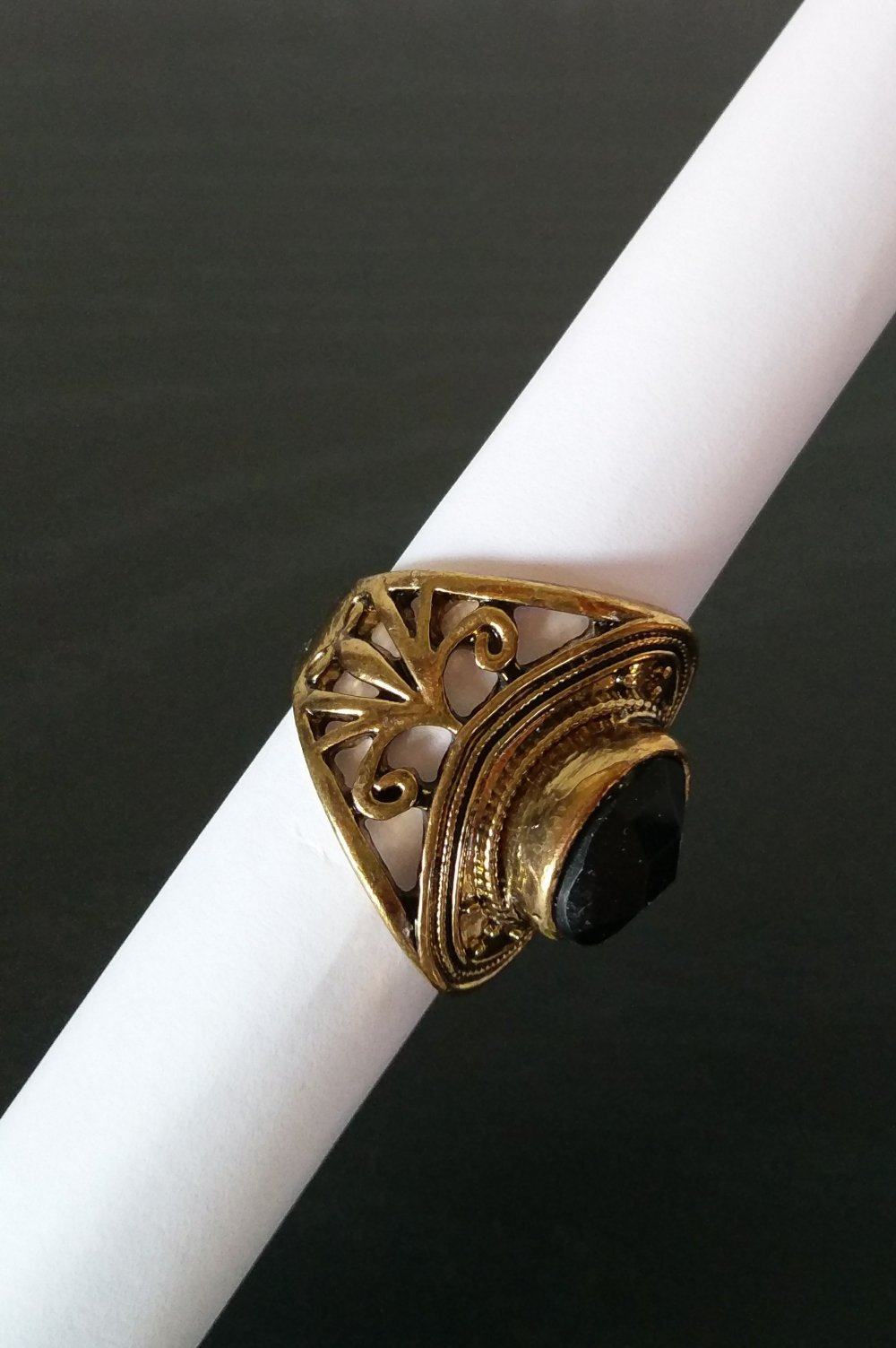 Goldener Ring mit schwarzem Stein