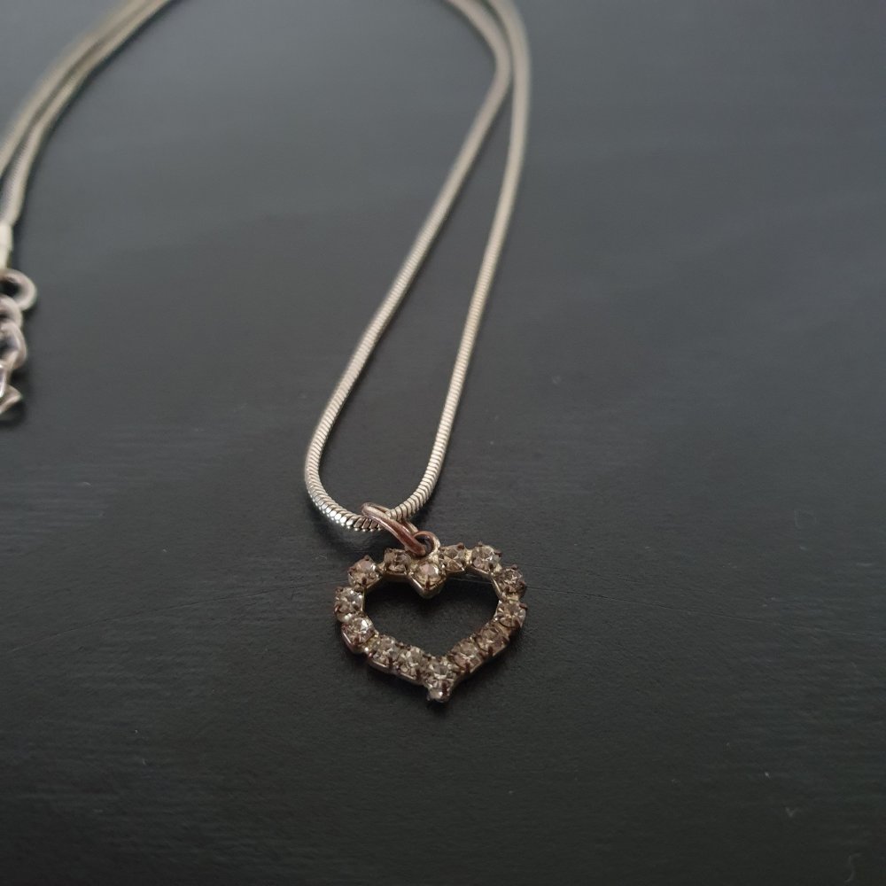Silberne Halskette mit Strass-Herz