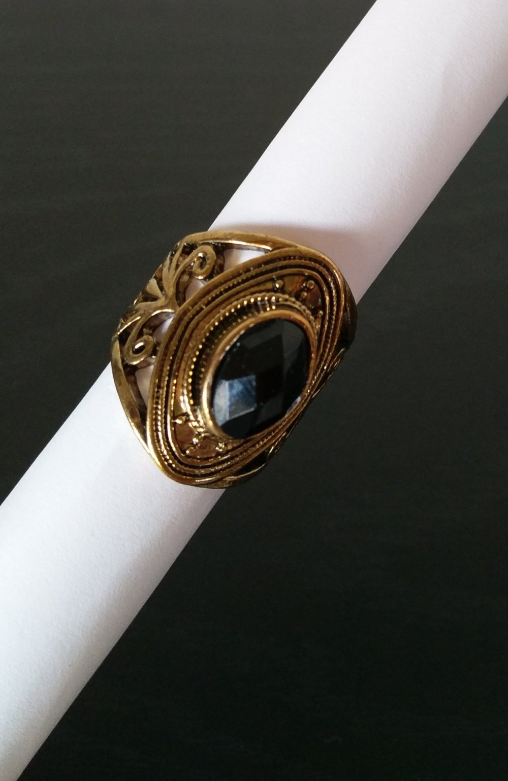 Goldener Ring mit schwarzem Stein