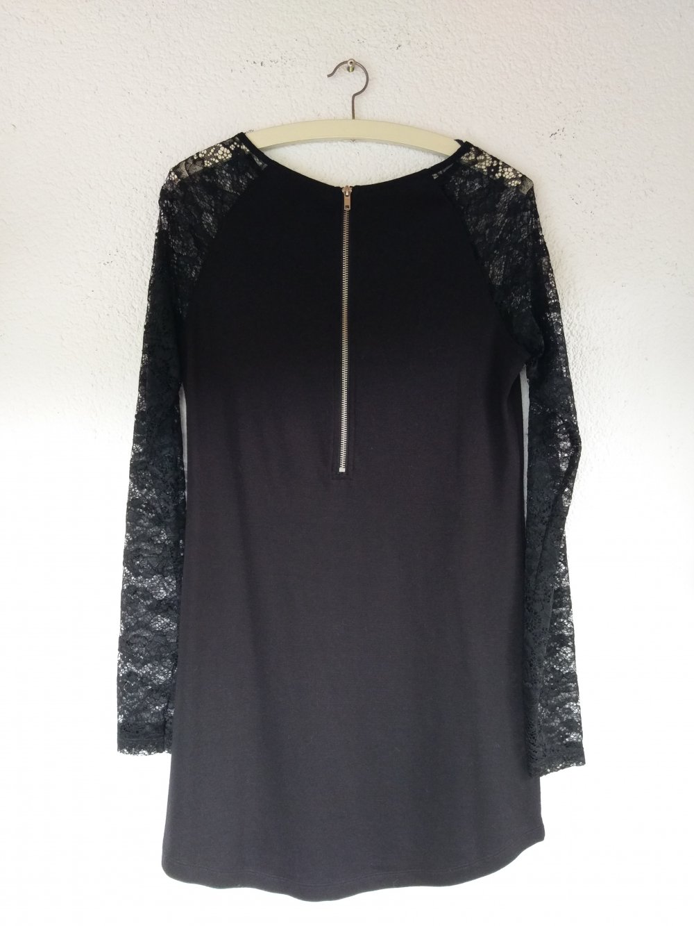 Schwarzes Kleid mit Spitzenärmeln von H&M Divided Größe 38