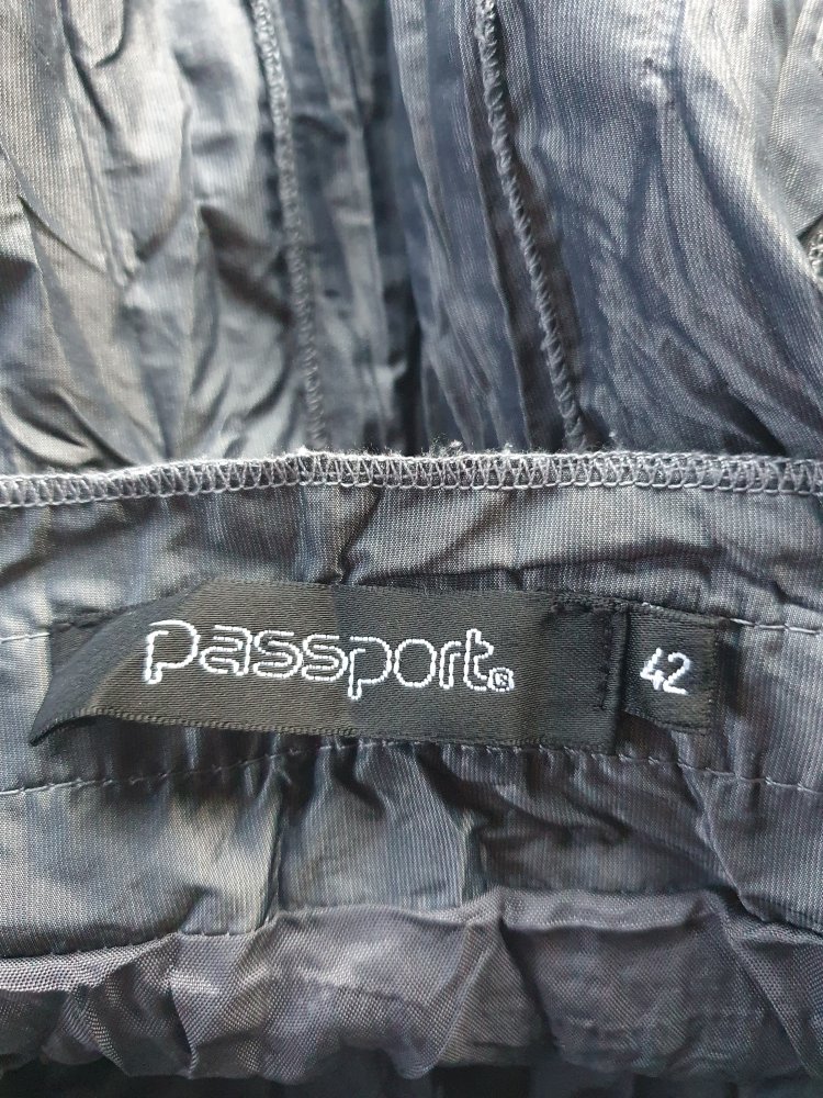 Grauer Faltenrock von Passport Größe 42