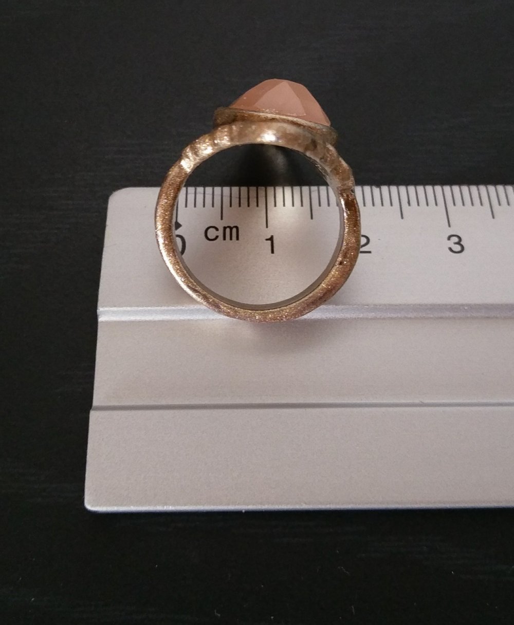 Goldfarbener Ring mit Stein