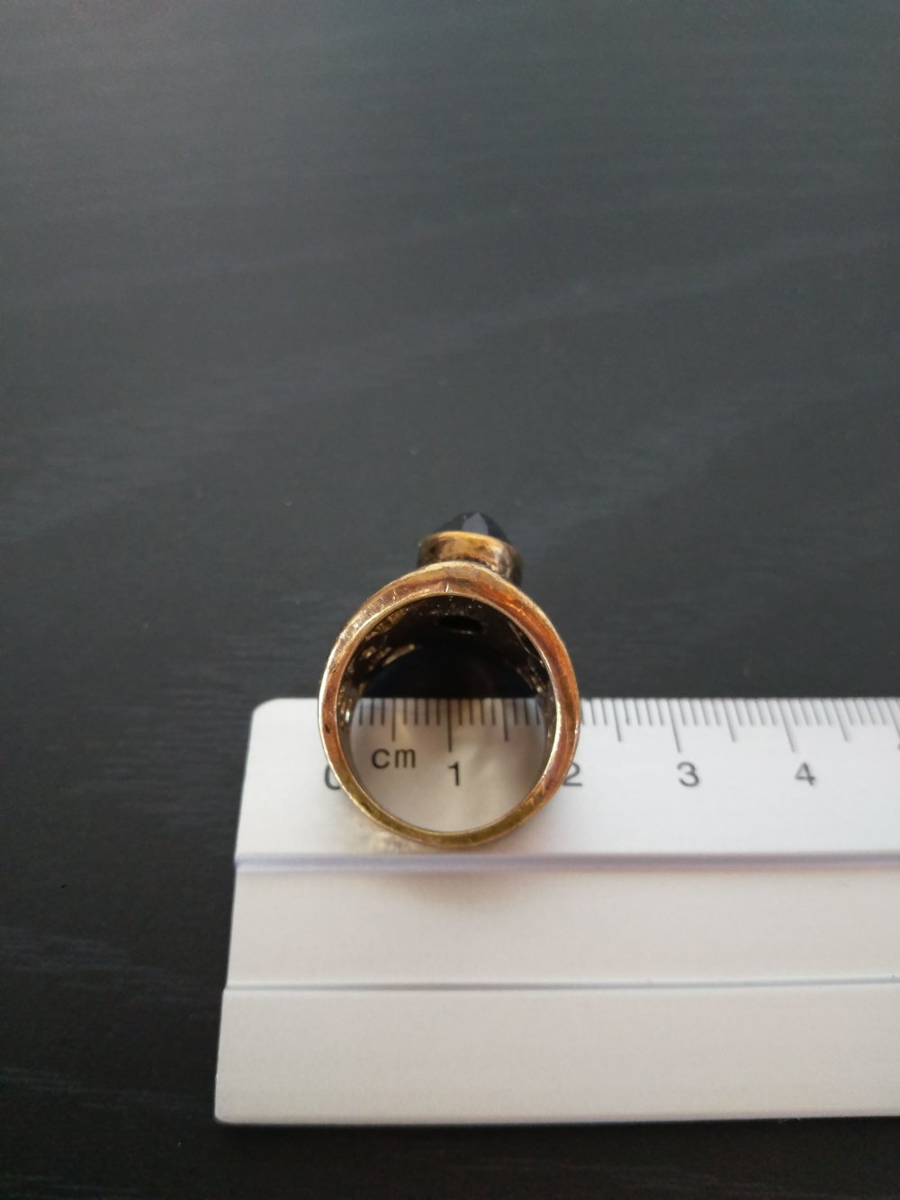 Goldener Ring mit schwarzem Stein