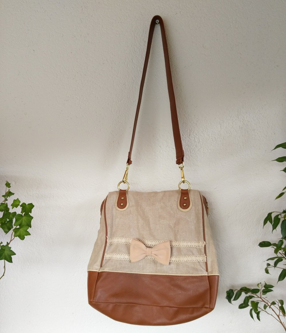 Beigefarbene Tasche 