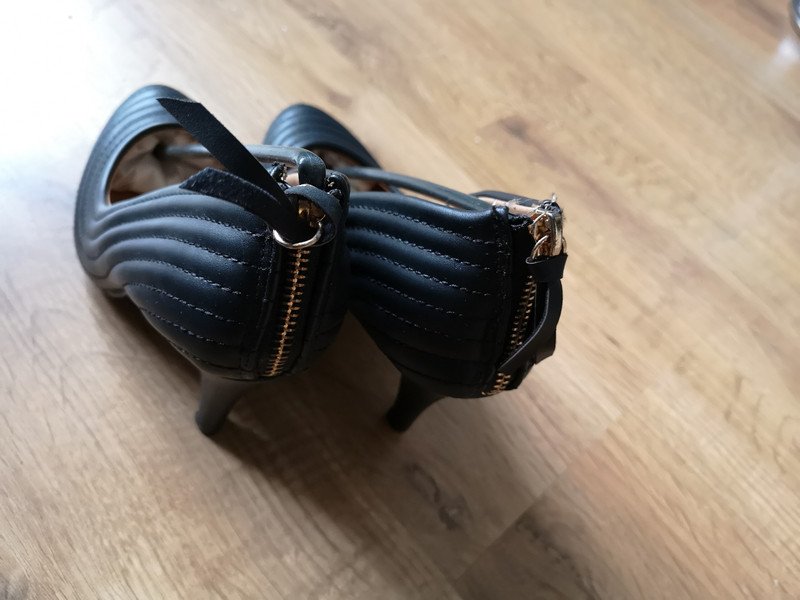 Schwarze Heels