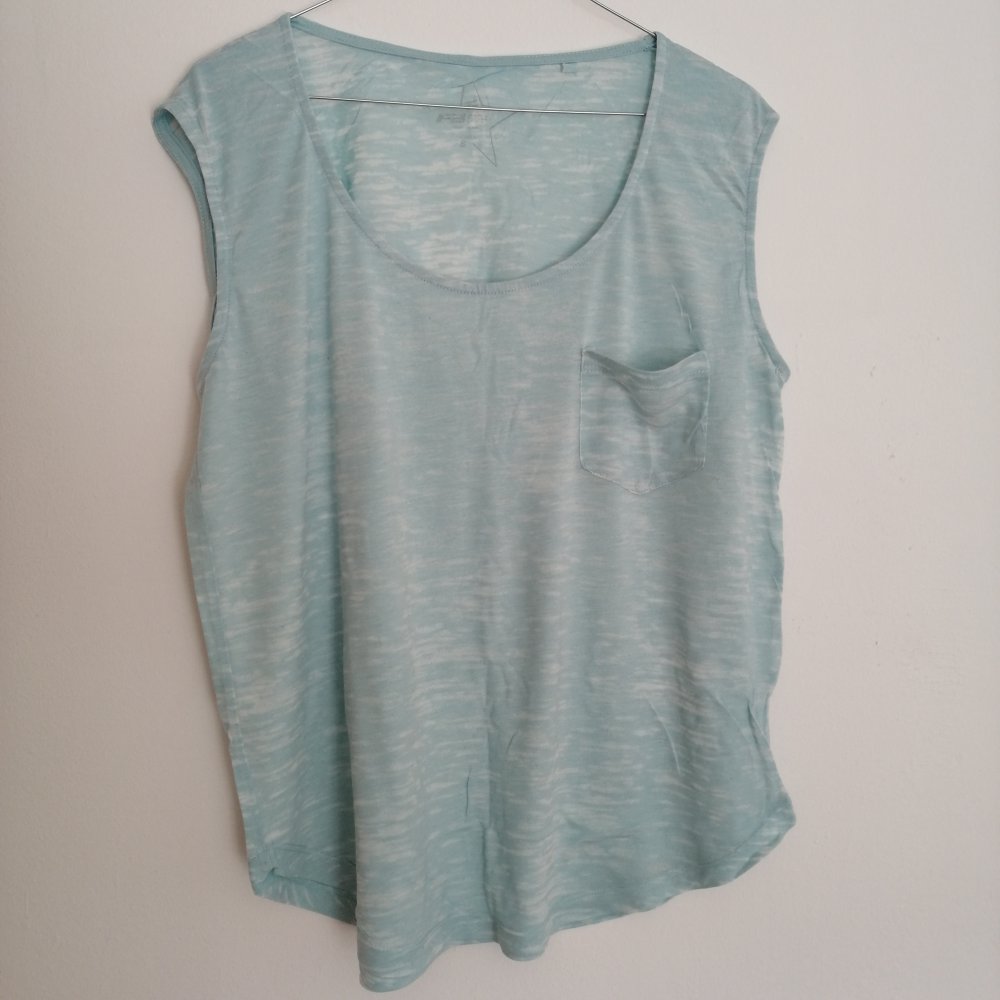 Sommerliches T-Shirt mit Brust Tasche in hellblau babyblau