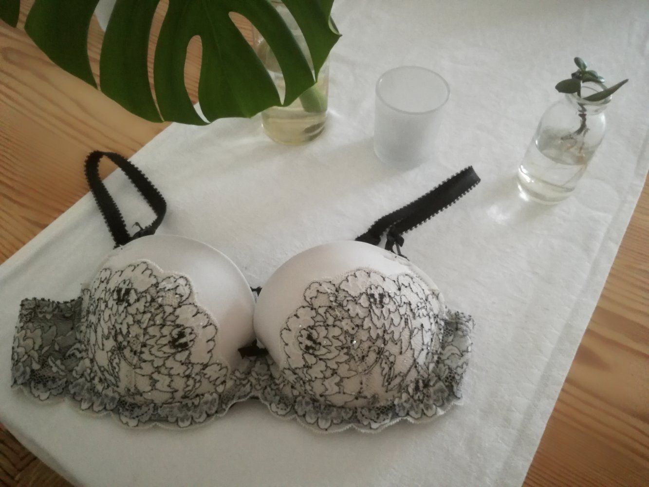 Bh mit weiß schwarzer Spitze und kleinen Glitzersteinen