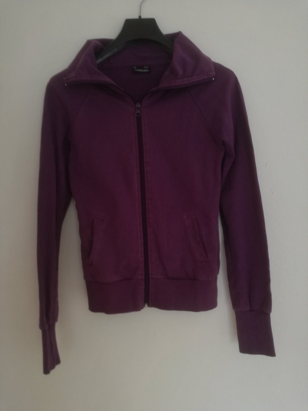 Lilane, Violette Strickjacke