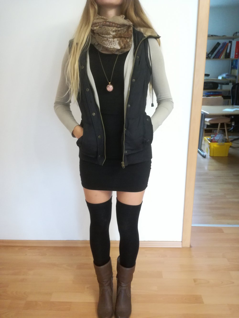schwarze Weste mit Fellkapuze Taschen und verdecktem Reisverschluß