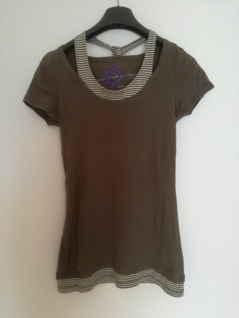 Olive Creme farbenes Tshirt mit Neckholder gestreift