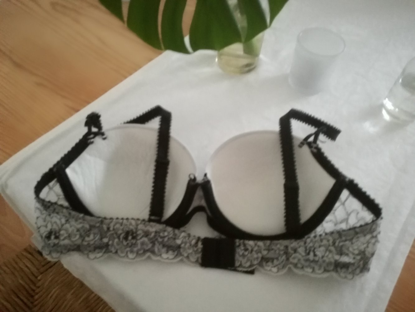 Bh mit weiß schwarzer Spitze und kleinen Glitzersteinen