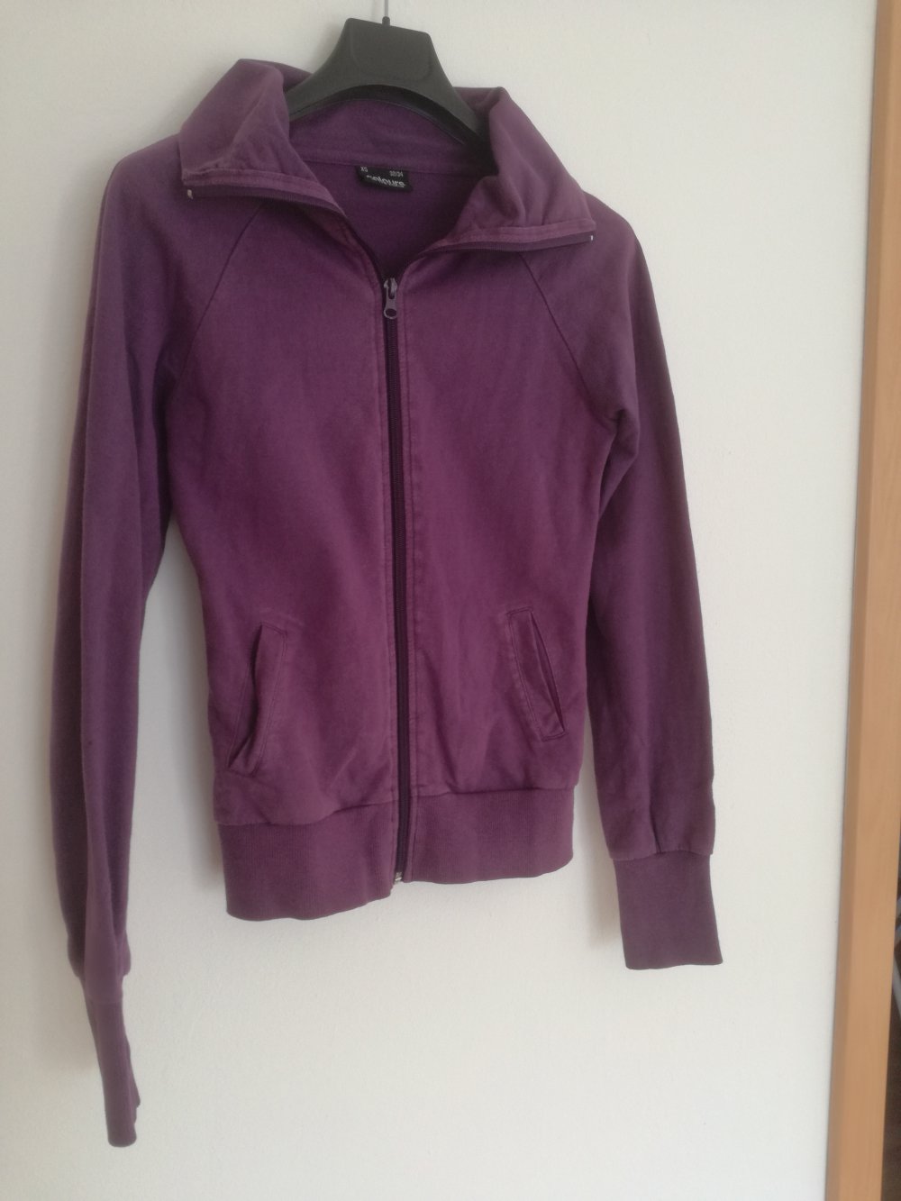 Lilane, Violette Strickjacke