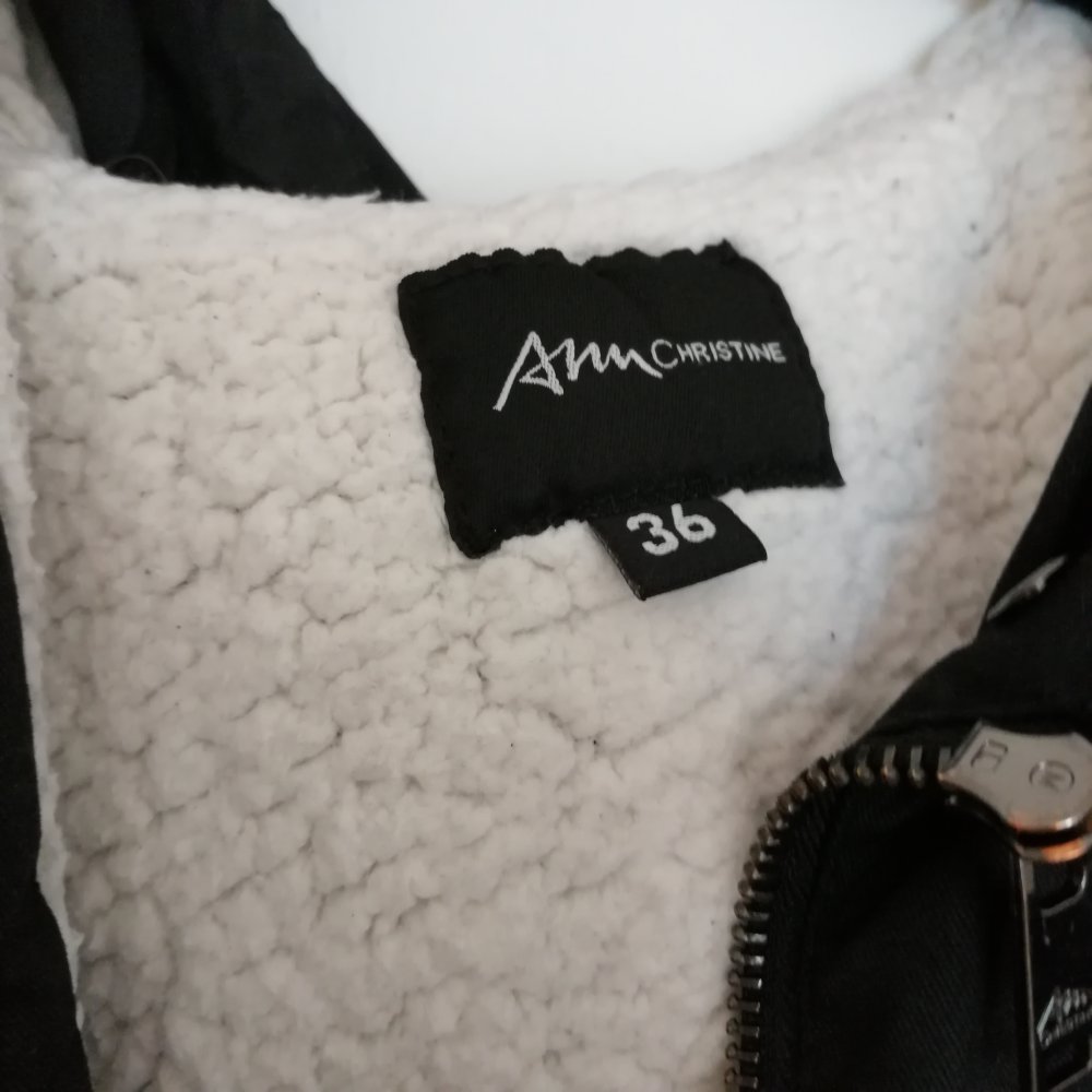 Schwarzer Parker mit vielen Taschen Jacke Teddyfell Ann Christine