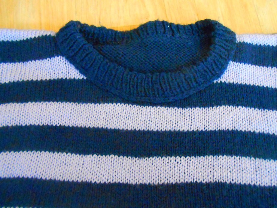 Handgestrickter Pullover flieder/dunkelblau gestreift Gr. 40